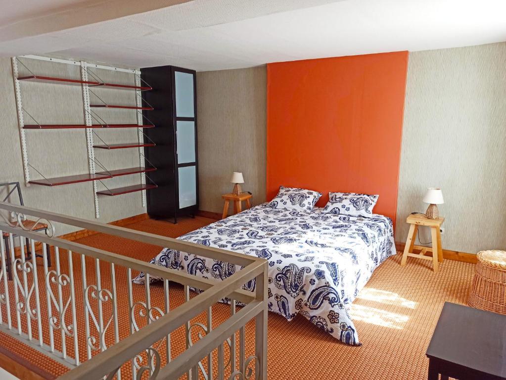 - une chambre avec un lit et un balcon dans l'établissement DUPLEX "Au Village" 89120 Dicy, à Dicy