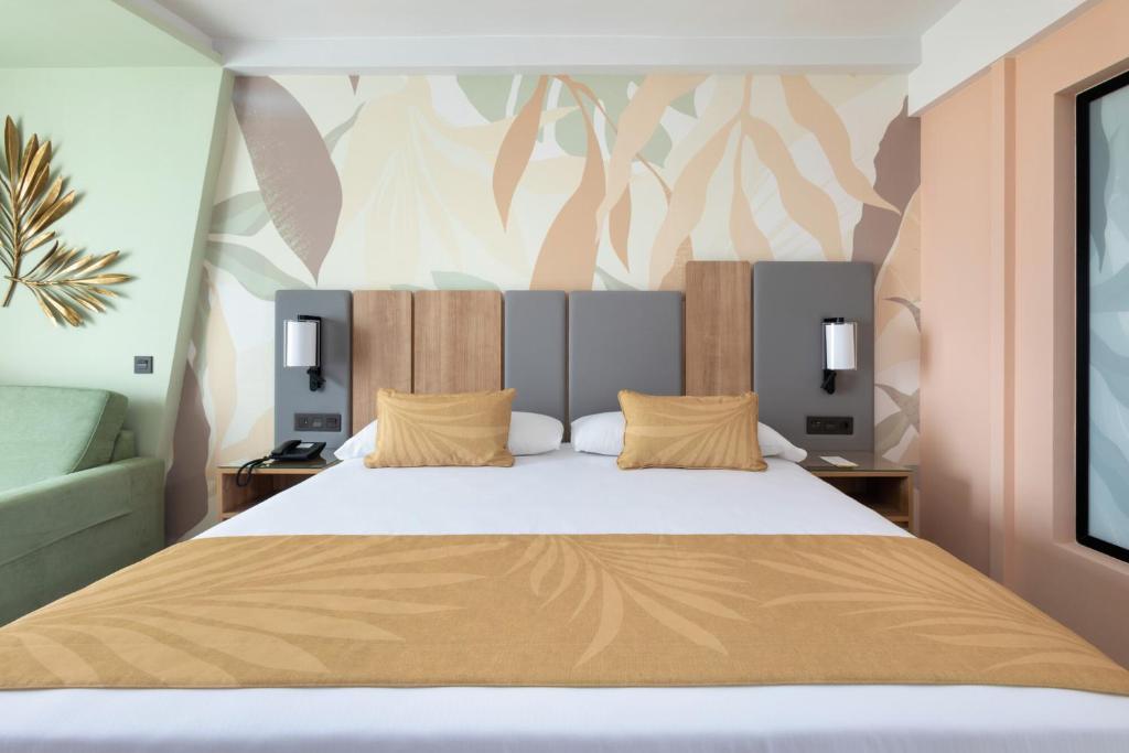 Postel nebo postele na pokoji v ubytování Hotel Riu Palace Maspalomas - Adults Only
