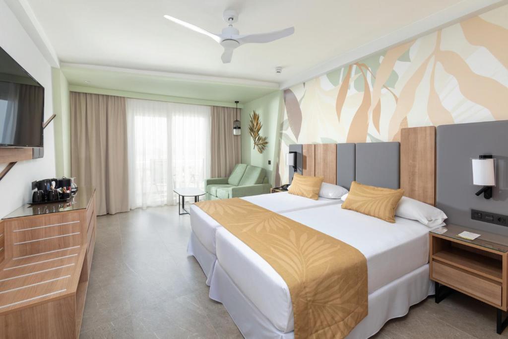 Postel nebo postele na pokoji v ubytování Hotel Riu Palace Maspalomas - Adults Only