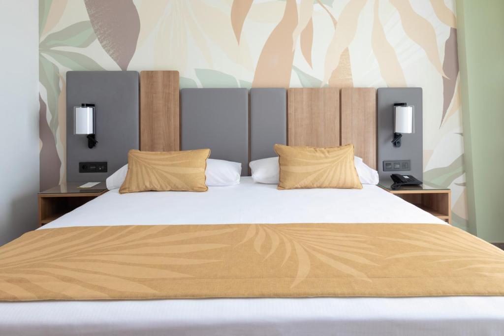 Postel nebo postele na pokoji v ubytování Hotel Riu Palace Maspalomas - Adults Only