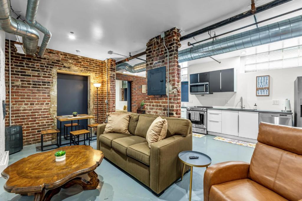 Vibrant Stylish Condo Downtown Captivating Open Layout Walking Distance To Major Attractions Free High Speed Internet グリーンズボロ 22年 最新料金