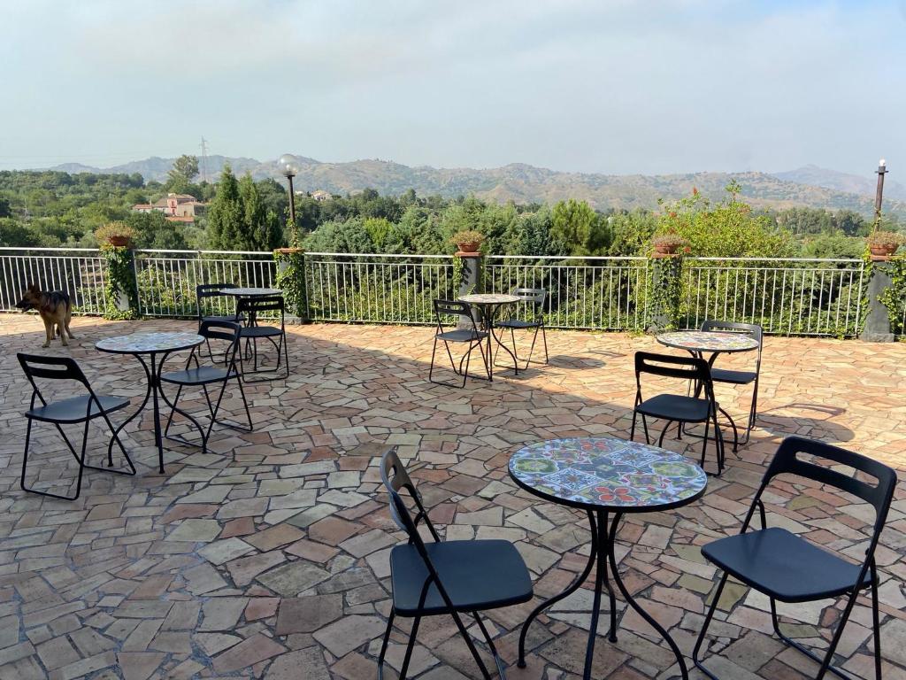 eine Gruppe von Tischen und Stühlen auf einer Terrasse in der Unterkunft B&B Belvedere in Presa