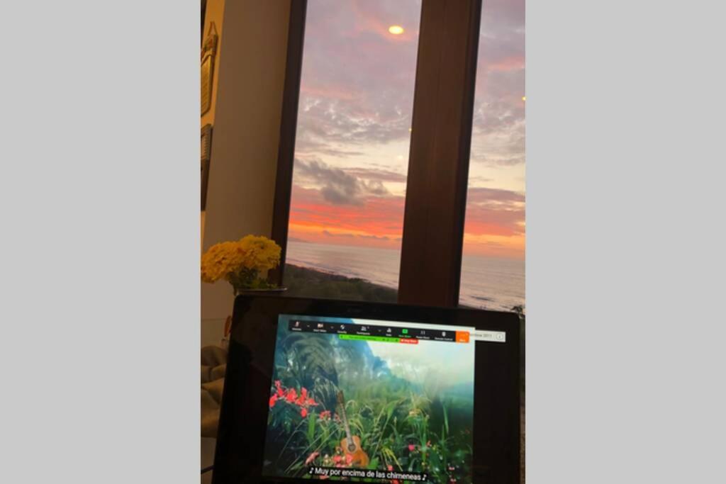 TV a/nebo společenská místnost v ubytování Casa de Playa Koumpí Beach