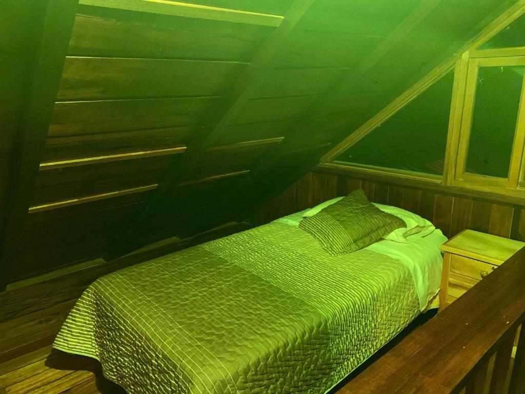 Postel nebo postele na pokoji v ubytování Colinas de Mindo