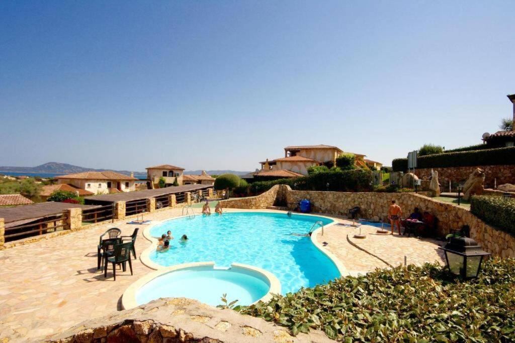ein großer Swimmingpool mit Menschen darin in der Unterkunft Residenza Sardegna da amare in Olbia