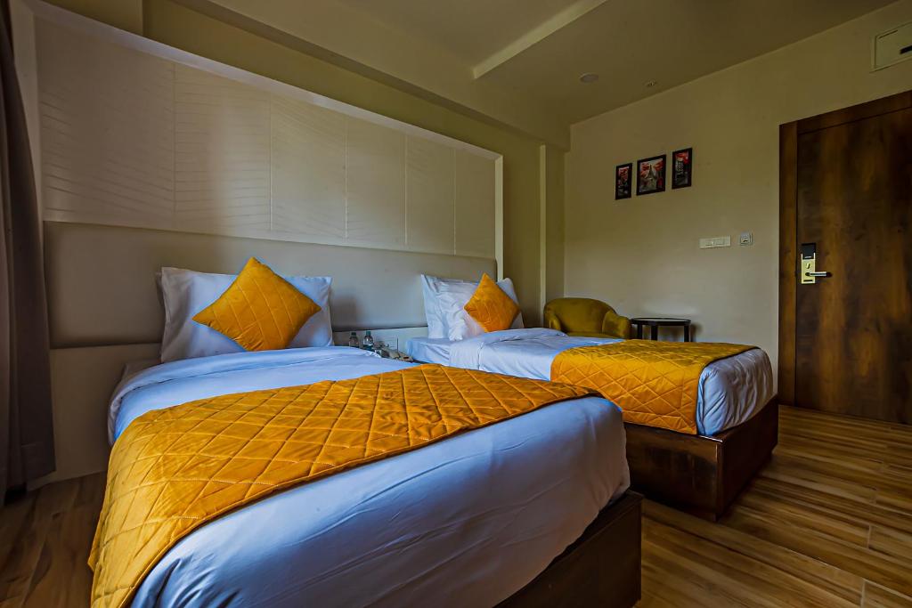 Postel nebo postele na pokoji v ubytování Regenta Inn Sambalpur, Farm Road
