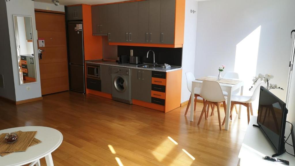 cocina y comedor con mesa y sillas en Apartamento 1 en Madrid