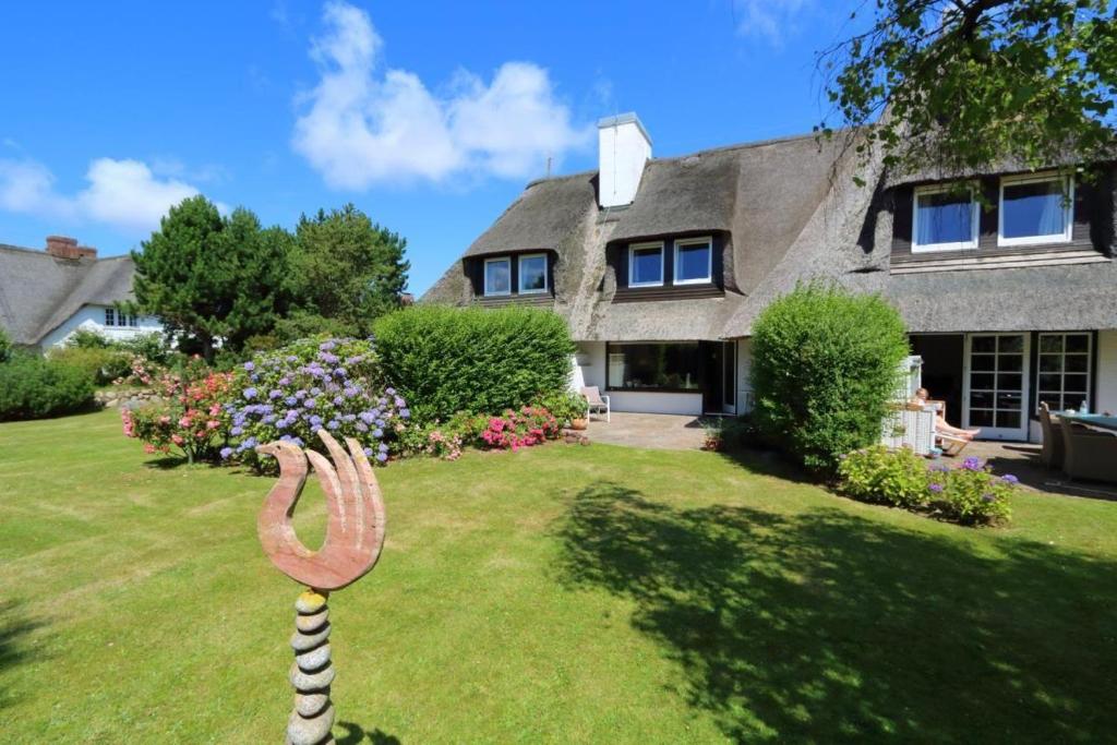 a house with a large yard with a horseshoe at Klagges-Keitum in Keitum
