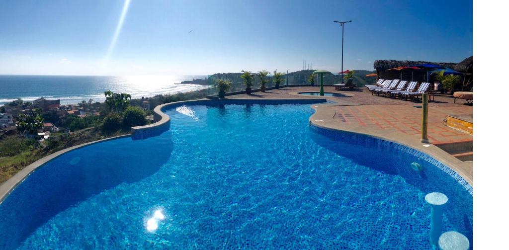 蒙坦尼塔的住宿－納蒂瓦巴布賓館，毗邻大海的大型蓝色游泳池