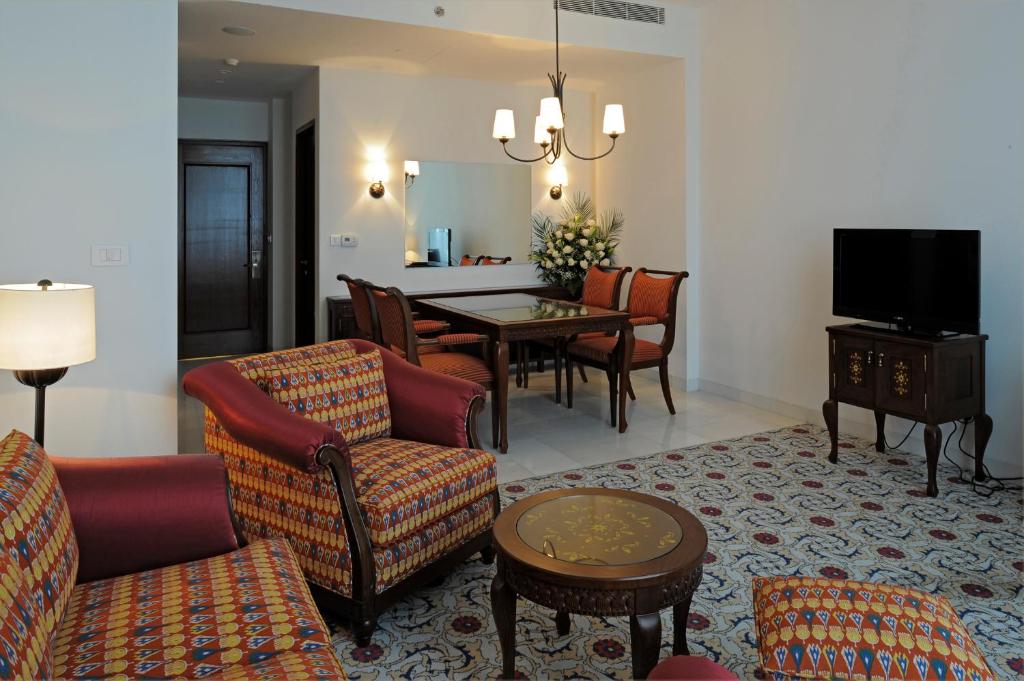 TV a/nebo společenská místnost v ubytování Dushanbe Serena Hotel