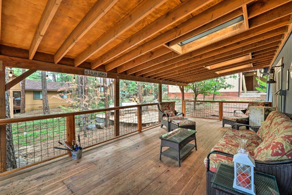 Munds ParkにあるHot Tub and Patio Pet-Friendly Cabin in Munds Park!のソファーと椅子が付いたポーチ内