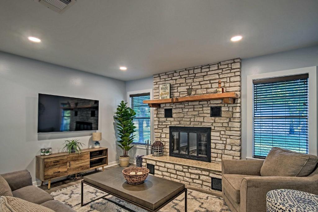 TV a/nebo společenská místnost v ubytování Kerrville Escape with Direct River Access and Views!