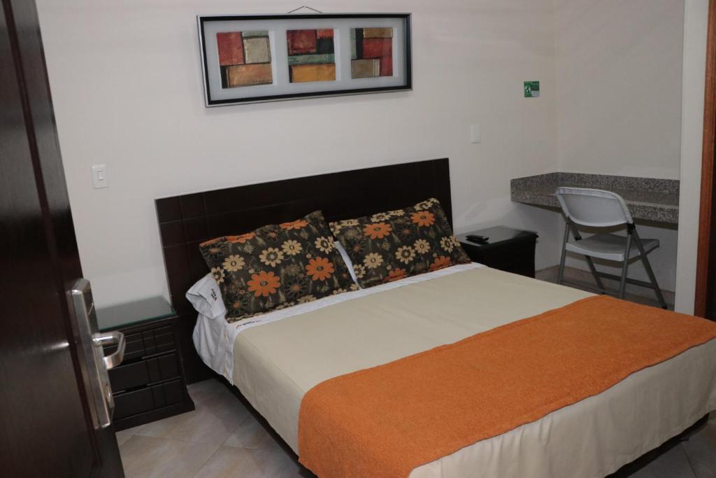 Postel nebo postele na pokoji v ubytování Hoteles Bogotá Inn El Lago Country Zona Rosa