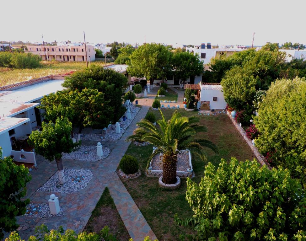 een luchtzicht op een tuin met bomen en een zwembad bij SKYROS AVRA Residences in Skiros