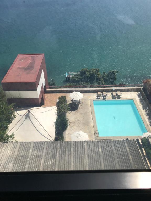 Elle offre une vue sur la piscine et l'océan. dans l'établissement Sol Victoria Marina Flat, à Salvador