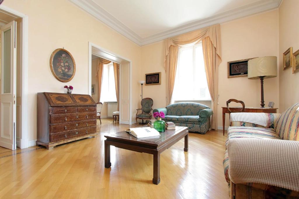 sala de estar con sofá y mesa de centro en Vatican House Via Terenzio en Roma