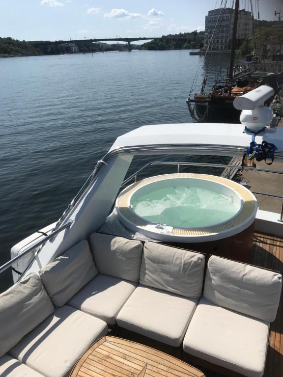 uma banheira de hidromassagem num barco na água em Nice VIP Cabin in a Luxurious Yacht em Estocolmo