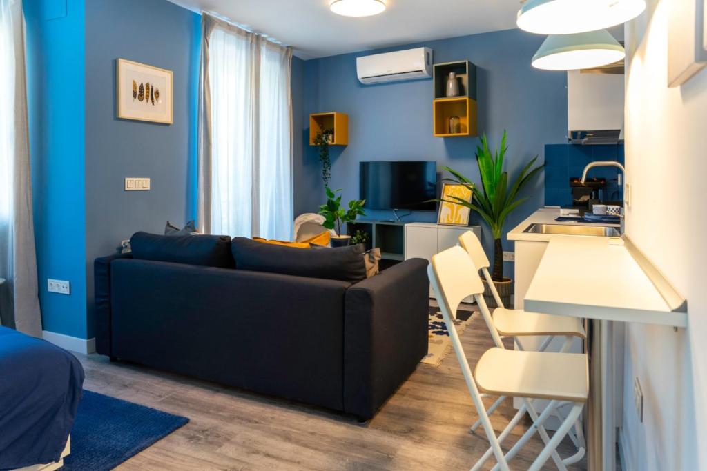 a living room with blue walls and a couch at Zamora Suites Central in Zamora