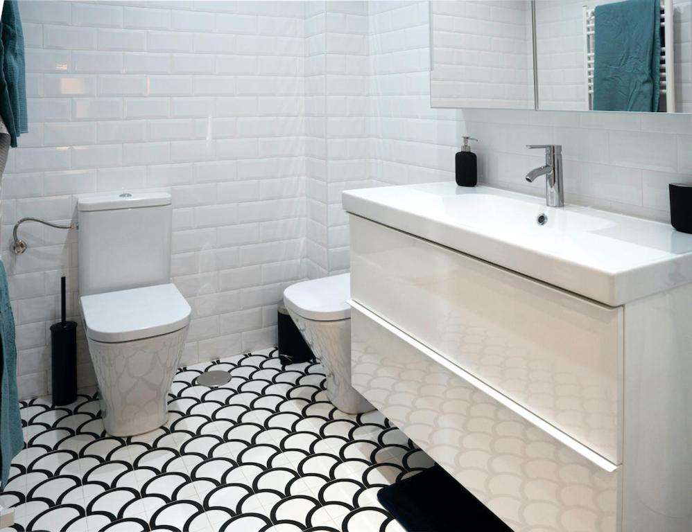 A bathroom at Zamora Suites Central