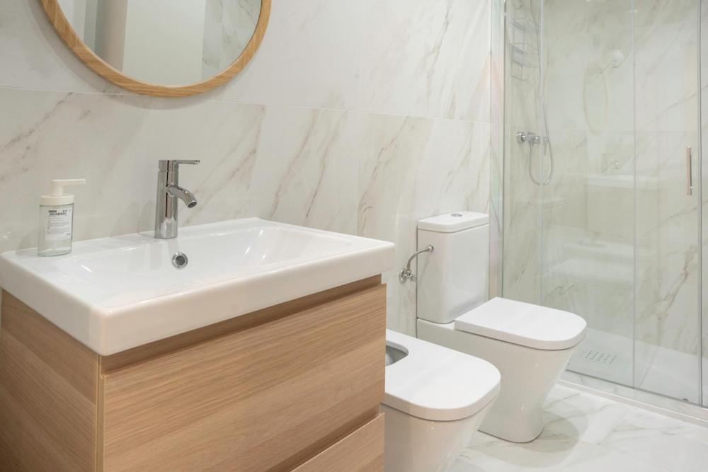 A bathroom at Zamora Suites Central