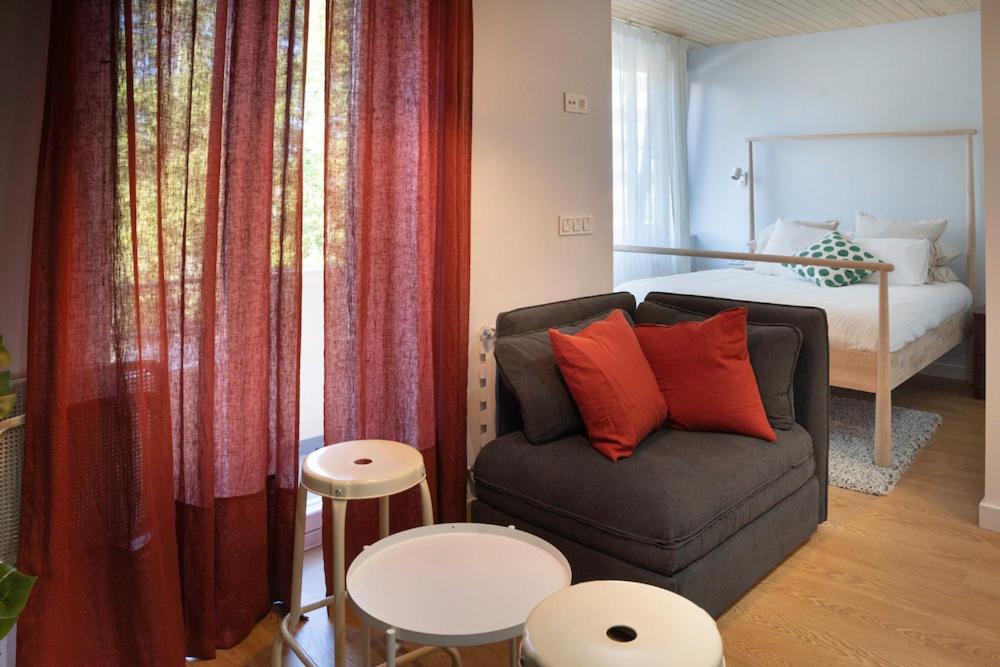 A seating area at Zamora Suites Central