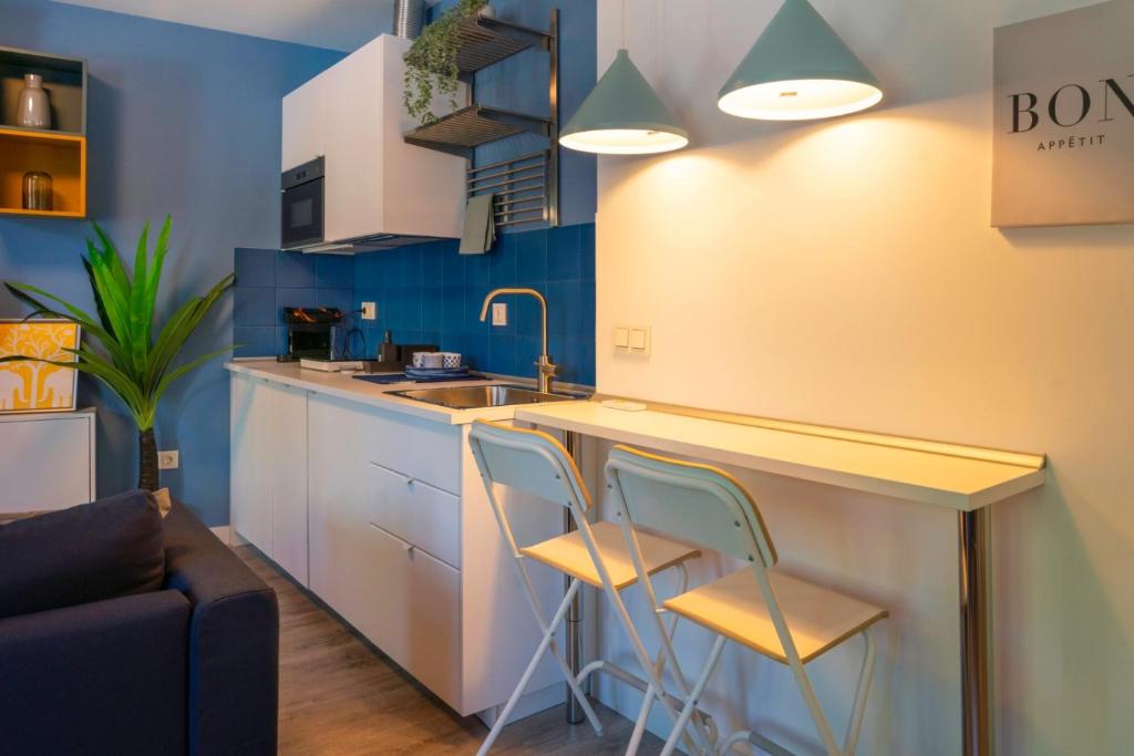 A kitchen or kitchenette at Zamora Suites Central