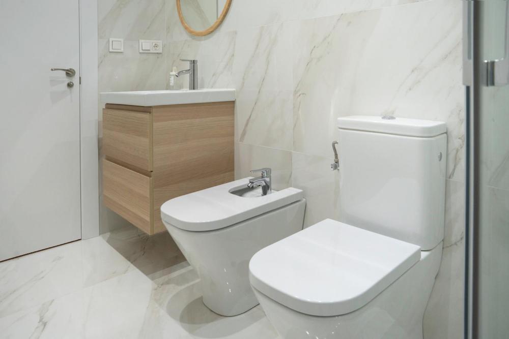 A bathroom at Zamora Suites Central