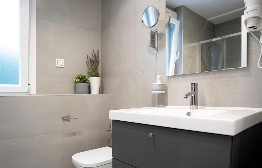 A bathroom at Zamora Suites Central