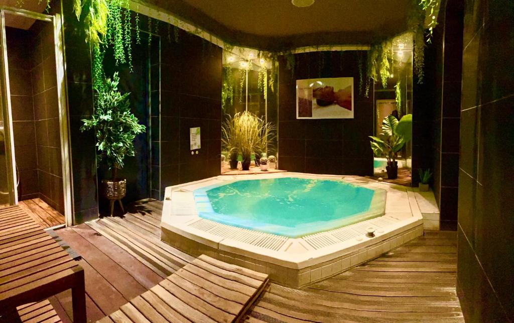 Bazén v ubytování Kyriad Restaurant Centre SPA Vichy nebo v jeho okolí