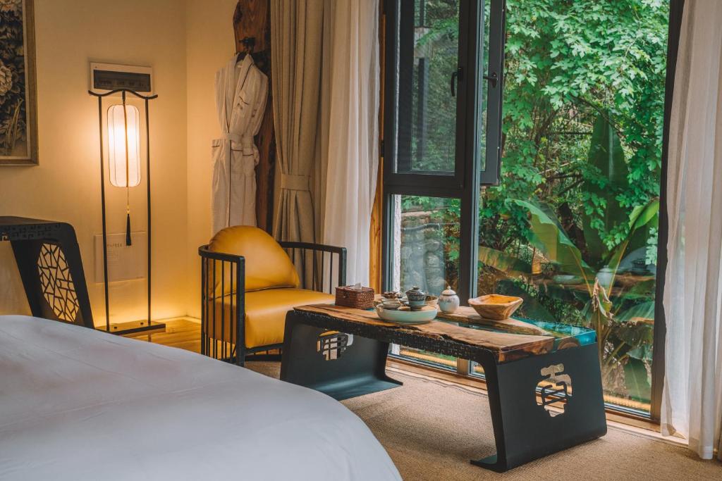Zhangjiajie Rock language art hotel-Free pick up service客房内的一张或多张床位