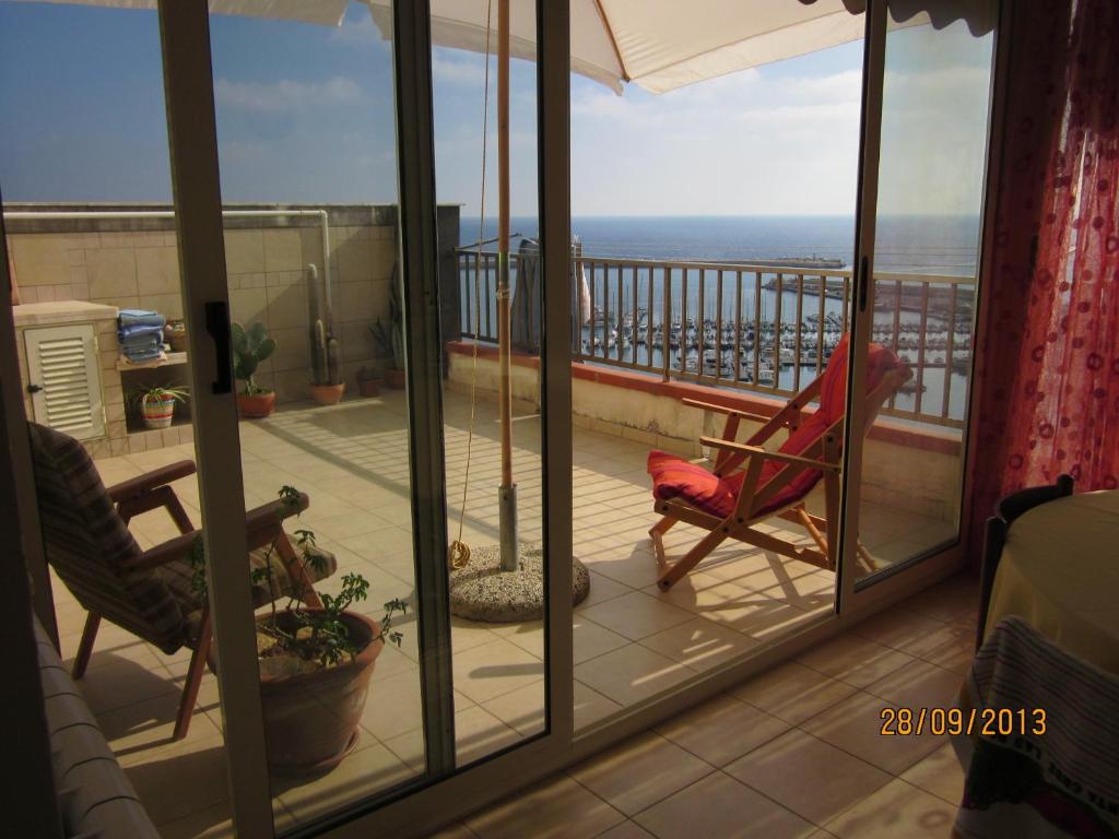 シャッカにあるAttico Con Vista Panoramica Sul Mareの海の景色を望むバルコニー付きの客室です。