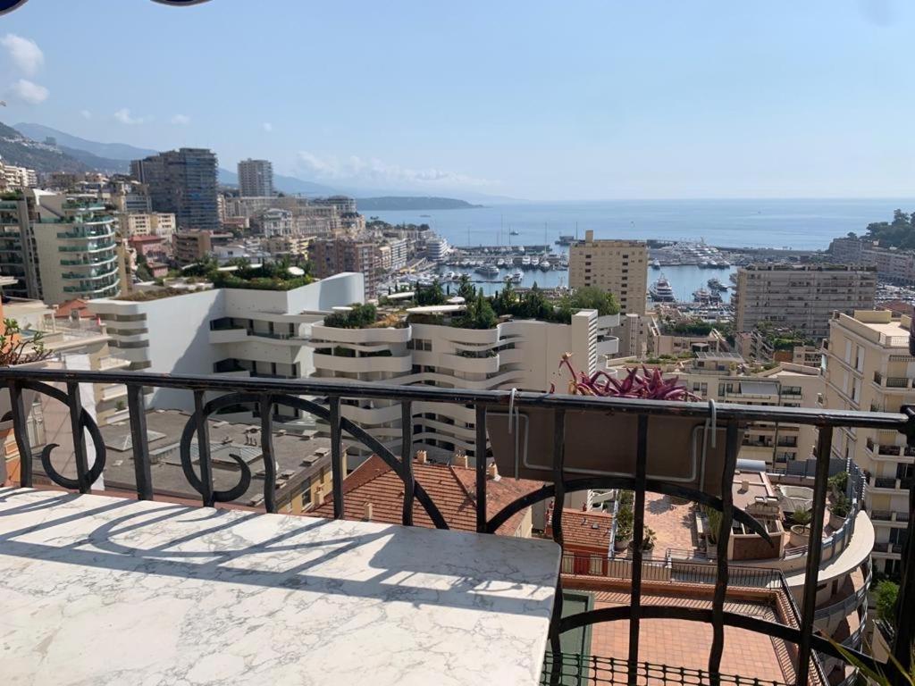 uma vista para a cidade a partir de uma varanda em Plein coeur de Monaco, à 300 mètres à pied du port de Monaco, 4 pièces dans des escaliers vue mer em Monte Carlo