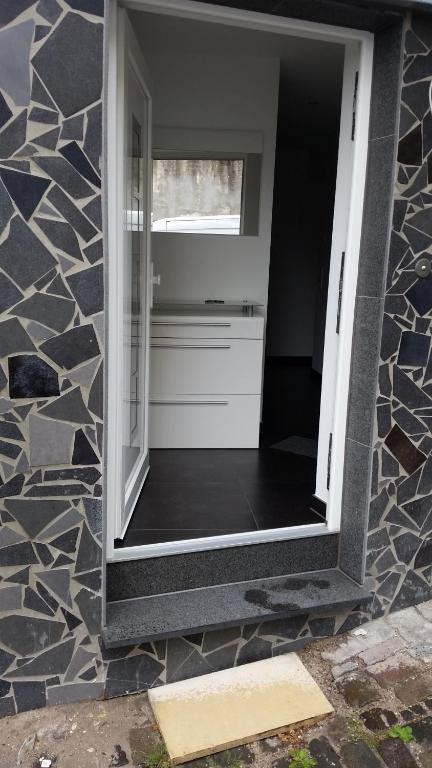 una puerta que da a un baño con una pared de piedra en Private Unterkunft Askinartar, en Mainz