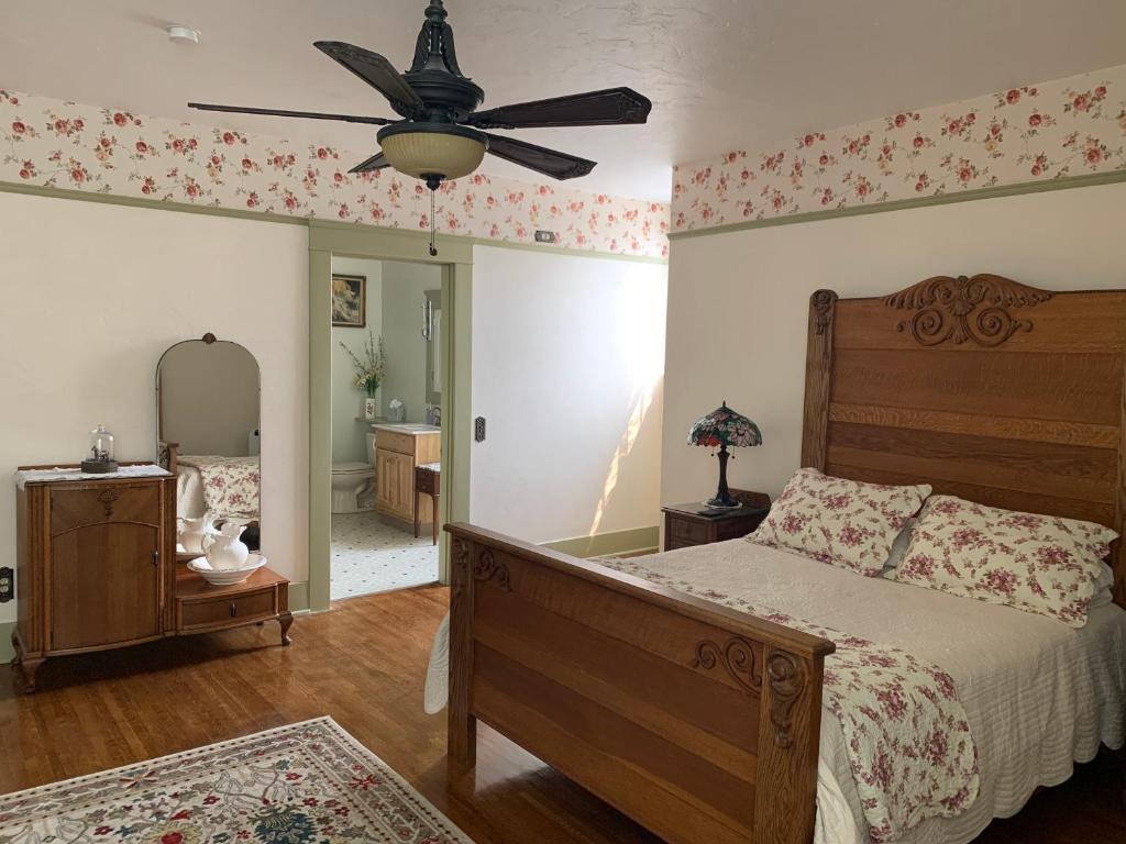 Mount Shasta Ranch Bed and Breakfast photo