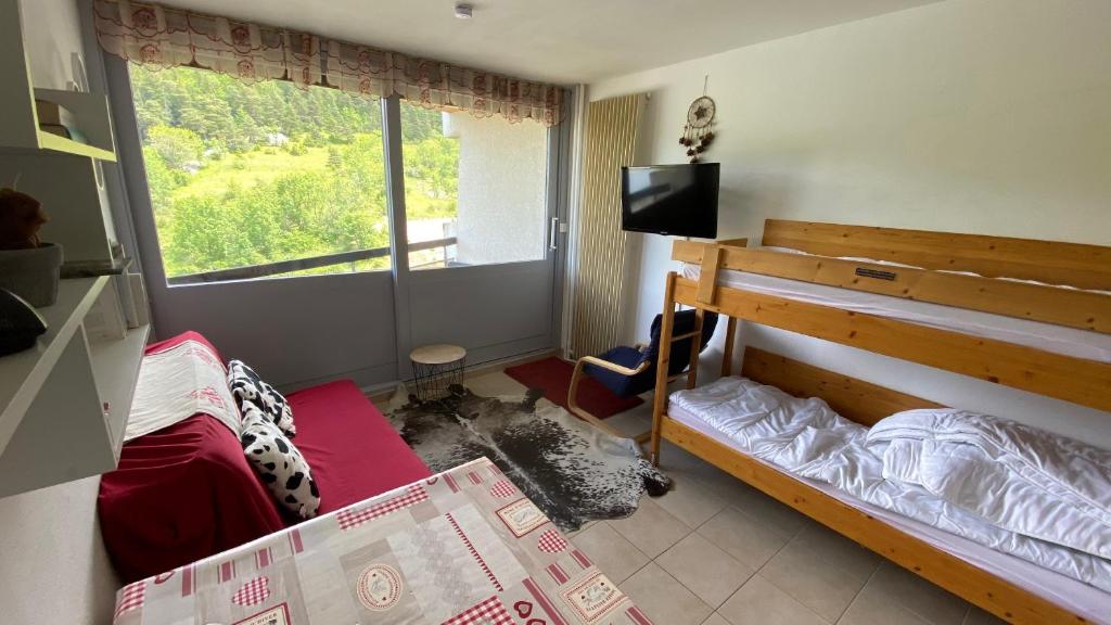 Двох'ярусне ліжко або двоярусні ліжка в номері La Colombe à Villard