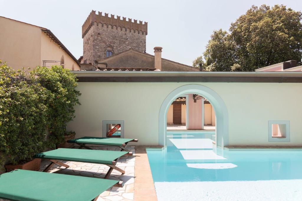 The swimming pool at or close to Castello di Volognano