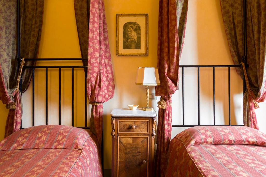 A bed or beds in a room at Castello di Volognano