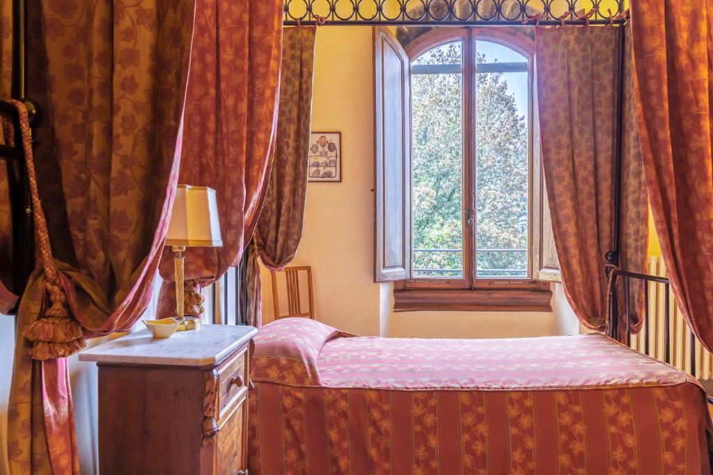 A bed or beds in a room at Castello di Volognano