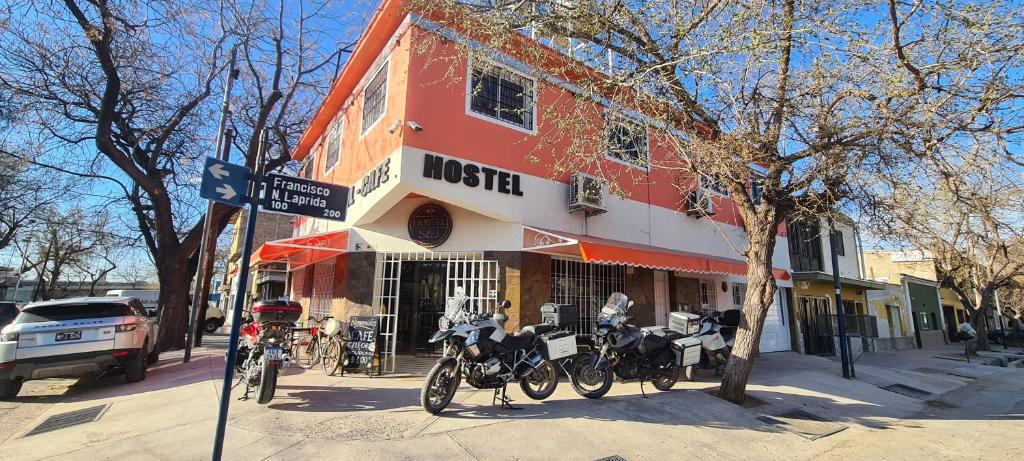 un grupo de motocicletas estacionadas frente a un edificio en Hostel S & J Mendoza en Guaymallén