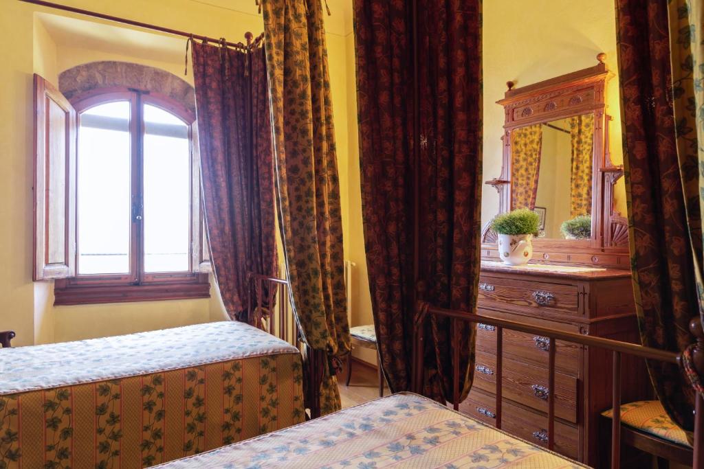 A bed or beds in a room at Castello di Volognano