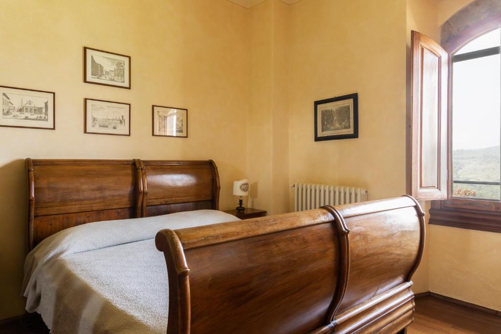 A bed or beds in a room at Castello di Volognano