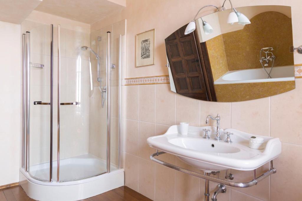 A bathroom at Castello di Volognano