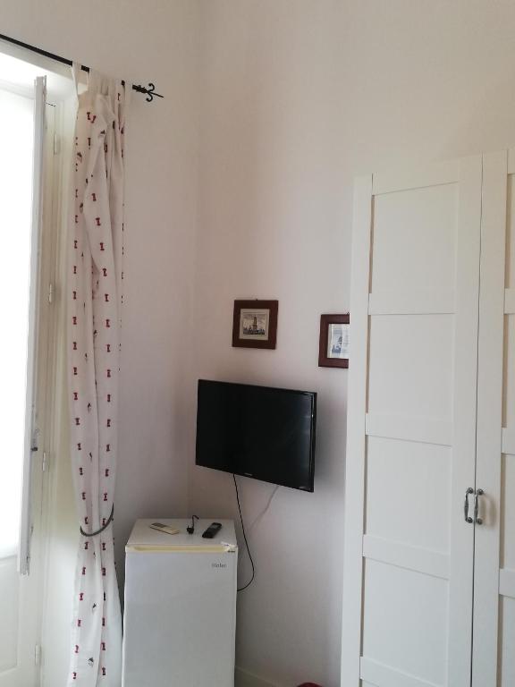 A television and/or entertainment centre at Il Giardino Del Purgatorio