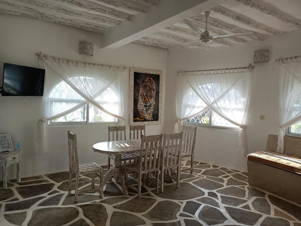 TV a/nebo společenská místnost v ubytování Watamu Neverland Villas