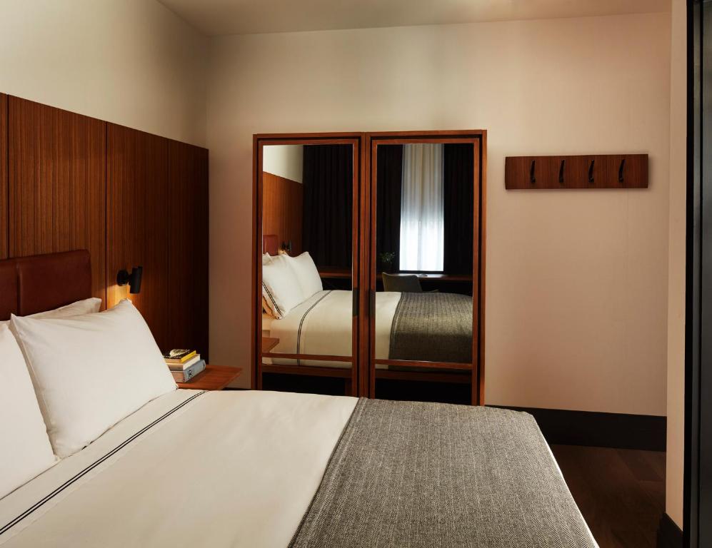 Cama ou camas em um quarto em The Moore, New York City, a Member of Design Hotels