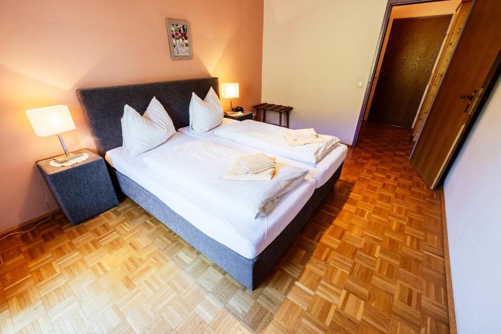 Postel nebo postele na pokoji v ubytování Landgasthof Zum Hammerschmied
