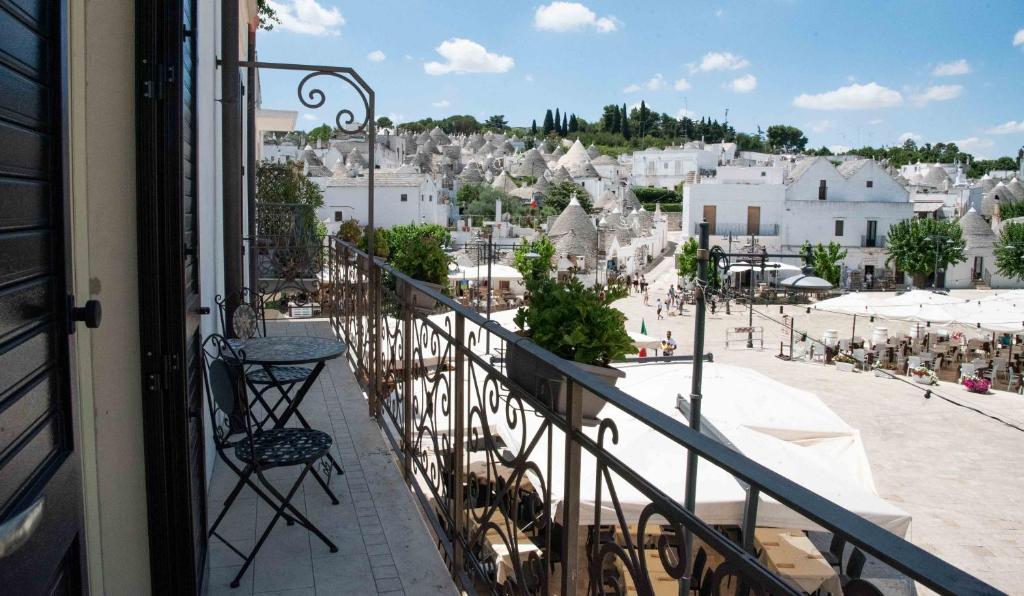 balcón con sillas y vistas a la ciudad en Perlage Suite Luxury B&B - Amazing view of Trulli en Alberobello