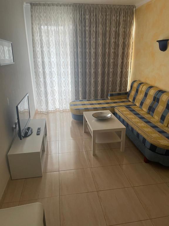 A television and/or entertainment centre at Hotel Alfonso