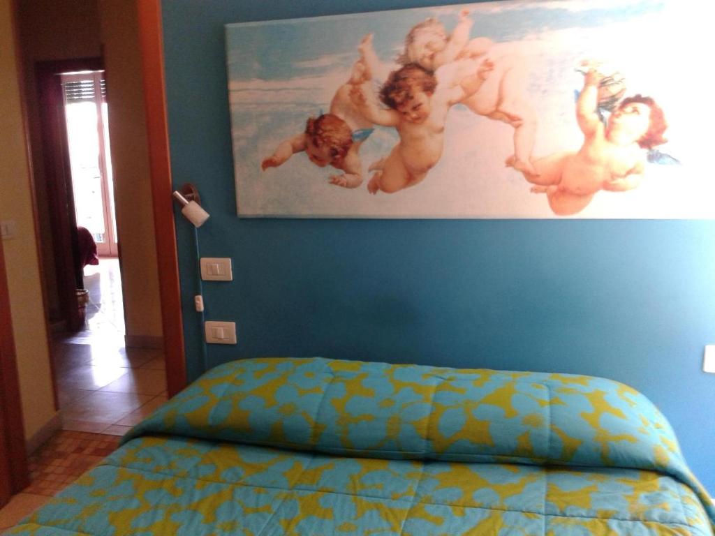 una camera da letto con un dipinto sul muro e un letto di Alenic a Roma