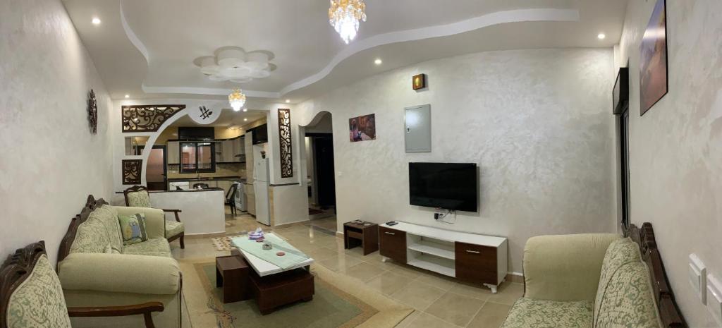 un soggiorno con divano e TV di Amro Petra Apartment a Wadi Musa